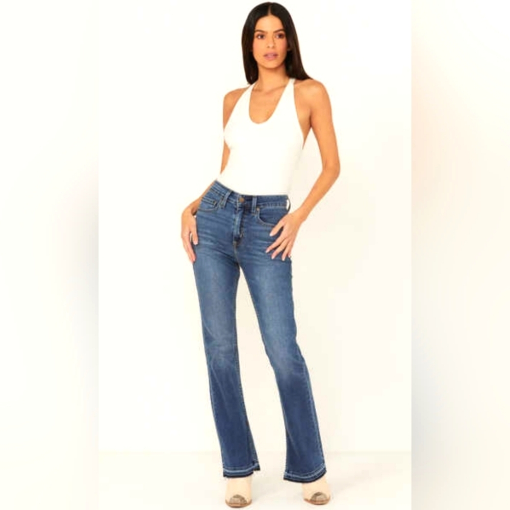Levis Slimming Boot Cut Jeans Dark Wash Mid-rise 32